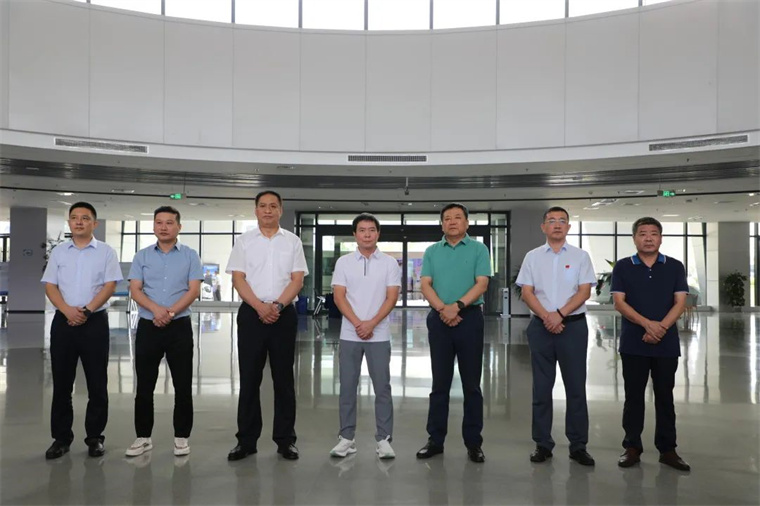 币游·国际陪同舒华体育来滨考察体育产业发展情况